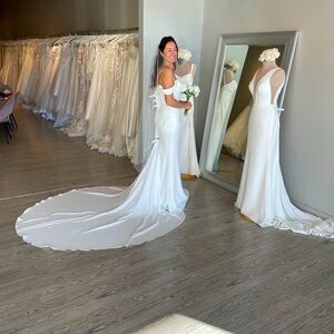 I am selling my BRAND NEW never worn/ altered wedding dressing!